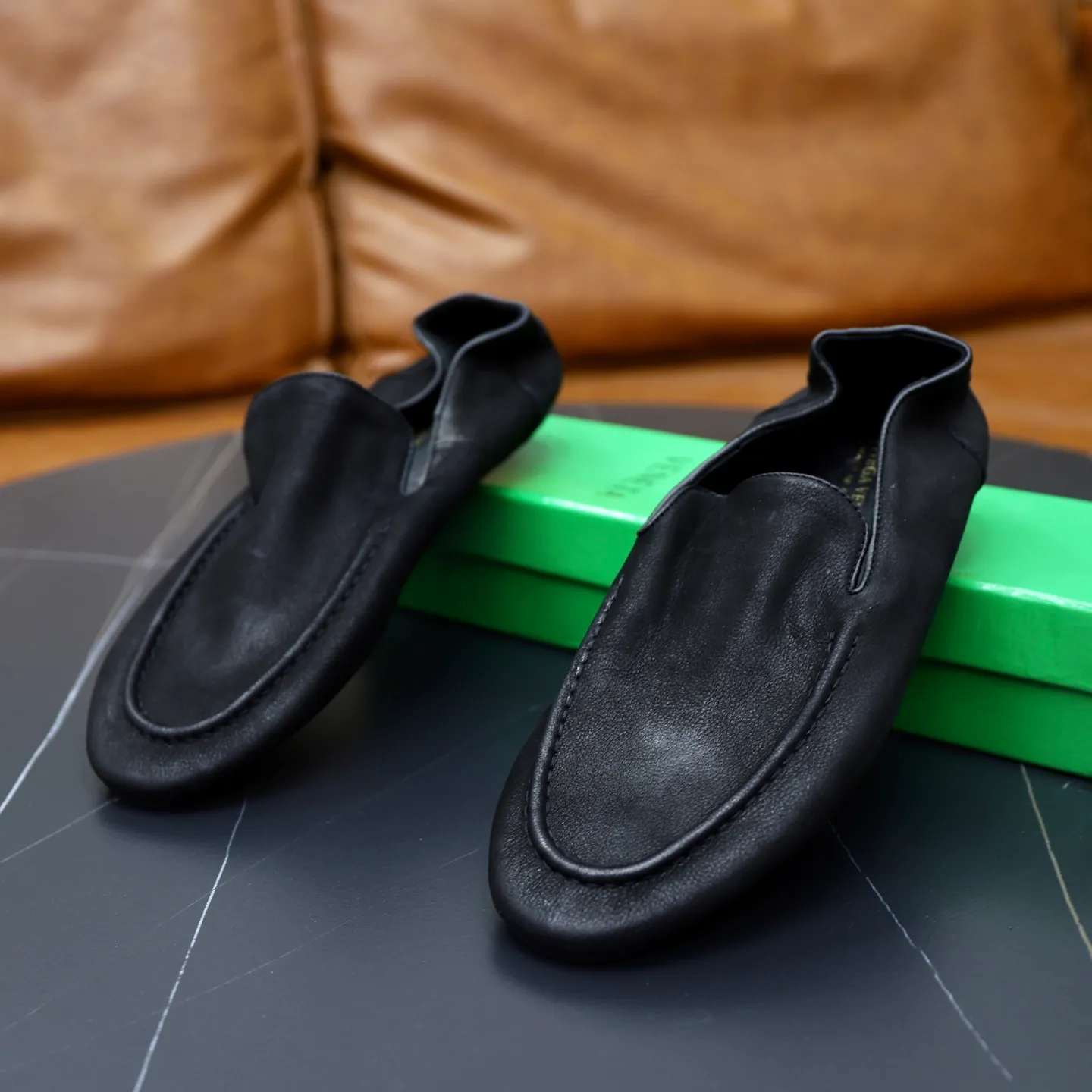 Ex-factory price: 462💰Calf lining【Bottega Veneta】BV classic men's wallet shoes. It is super convenient to carry when traveling. 👍It is made of imported soft calfskin, which is comfortable on the feet and has a luxurious cowhide lining inside. Original original rubber wear-resistant outsole. Matching code: 39-45